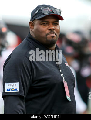 Samedi 31 Août - L'entraîneur-chef des Huskies Thomas Hamac pendant l'échauffement avant leur équipe NCAA football match contre l'Université de l'Illinois State Redbirds au stade Huskie à DeKalb, Illinois Banque D'Images