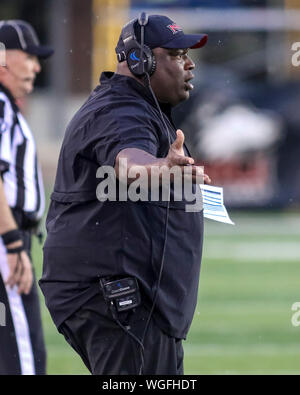 Samedi 31 août- NIU entraîneur en chef Thomas Hamac questions un appel au cours de NCAA football action de jeu entre le Nord de l'Illinois Huskies vs l'Illinois State University Redbirds au stade Huskie à DeKalb, Illinois Banque D'Images