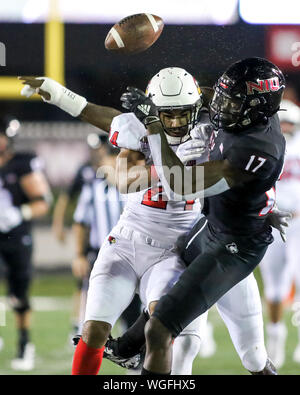 Samedi 31 août- Illinois State Redbirds arrière défensif Christian Uphoff (24) rompt une longue passe destiné pour le receveur Huskies Dennis Robinson (17) au cours de NCAA football action de jeu entre le Nord de l'Illinois Huskies vs l'Illinois State University Redbirds au stade Huskie à DeKalb, Illinois Banque D'Images