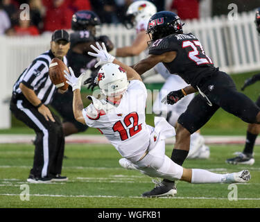 Samedi 31 août- Illinois State Redbirds wide receiver Taylor Grimes (12) a une passe déviée loin par Mark évoluait Huskies Aitken (27) au cours de NCAA football action de jeu entre le Nord de l'Illinois Huskies vs l'Illinois State University Redbirds au stade Huskie à DeKalb, Illinois Banque D'Images