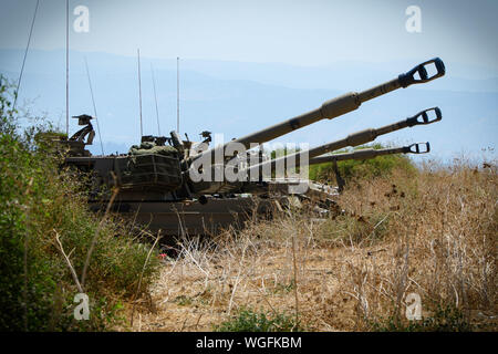 (190901) -- Jérusalem, le 1 septembre, 2019 (Xinhua) -- Photo prise le 1 septembre 2019 indique les unités d'artillerie mobile israéliens déployés près de la frontière israélo-libanaise en Haute Galilée du nord d'Israël. L'armée israélienne a tiré des obus le dimanche vers les postes du Hezbollah dans le sud du Liban après le groupe chiite, tiré des missiles sur le nord d'Israël, selon l'armée. Source : Xinhua/Alamy Live News Banque D'Images