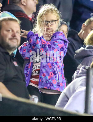 Samedi 31 août- une jeune fan des danses au cours de NCAA football action de jeu entre le Nord de l'Illinois Huskies vs l'Illinois State University Redbirds au stade Huskie à DeKalb, Illinois Banque D'Images