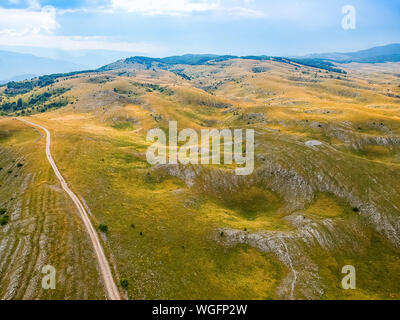 Vue aérienne de la nature autour de Vrdolje village sur la route de Lukomir en Bosnie et Herzégovine Banque D'Images