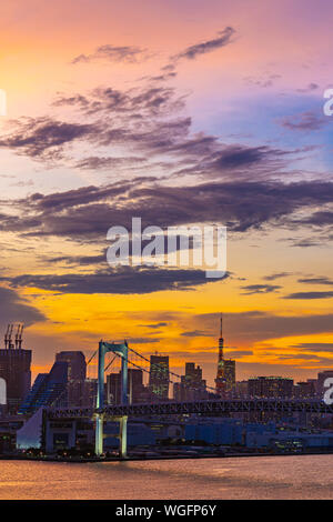 Vue aérienne de l'horizon de Tokyo avec pont en arc-en-ciel et la tour de Tokyo à Tokyo Bay Sunset de Crépuscule à Tokyo Odaiba Japon Kanto-ville. Banque D'Images