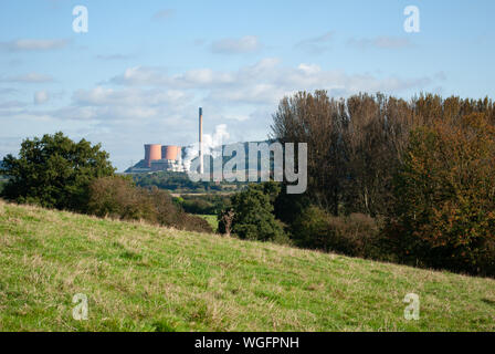 Vue sur les champs de Leighton de la centrale électrique Ironbridge. Cette centrale au charbon est maintenant démolie Banque D'Images