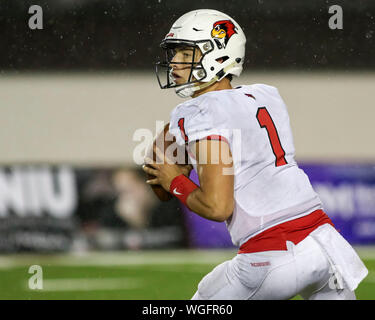 Samedi 31 août- Illinois State Redbirds quarterback Brady Davis (1) revient et recherche un récepteur ouvert au cours de NCAA football action de jeu entre le Nord de l'Illinois Huskies vs l'Illinois State University Redbirds au stade Huskie à DeKalb, Illinois Banque D'Images