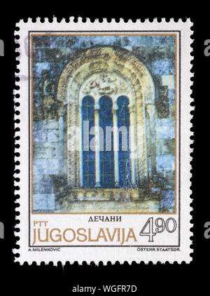 Timbre émis en Yougoslavie affiche une fenêtre du monastère de Decani, circa 1979. Banque D'Images