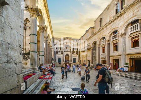 Les touristes de profiter d'un après-midi shopping et restaurants au péristyle ou place peristil à l'intérieur du palais de Dioclétien dans la vieille ville de Split Croatie Banque D'Images