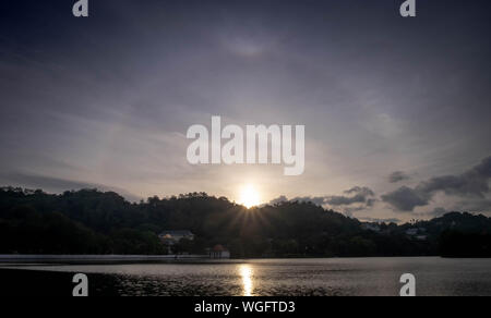 Soleil magnifique halo au-dessus du lac au centre de la ville de Kandy, Sri Lanka. Et c'est phénomène naturel. Banque D'Images