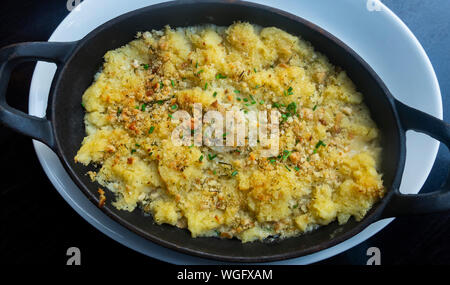Gâteau de poisson servi dans une poêle en fonte Banque D'Images
