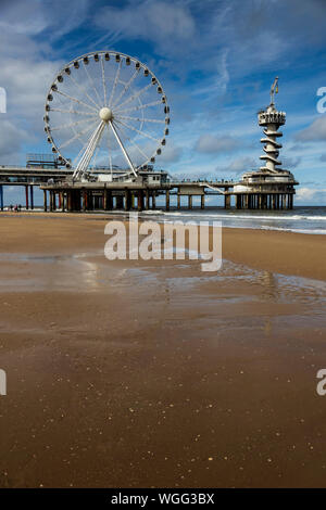 Pier avec la grande roue et la tour de l'élastique à Scheveningen, à La Haye, Hollande méridionale, Pays-Bas, Europe Banque D'Images