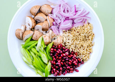 Champignons et riz végétarien Poke Bol, avec le châtaignier Champignons, graines de grenade, Oniond Printemps et oignons rouges Banque D'Images