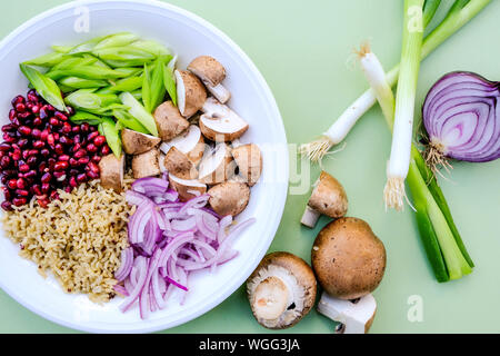 Champignons et riz végétarien Poke Bol, avec le châtaignier Champignons, graines de grenade, Oniond Printemps et oignons rouges Banque D'Images
