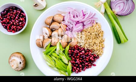 Champignons et riz végétarien Poke Bol, avec le châtaignier Champignons, graines de grenade, Oniond Printemps et oignons rouges Banque D'Images