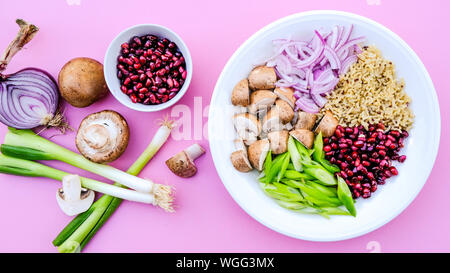 Champignons et riz végétarien Poke Bol, avec le châtaignier Champignons, graines de grenade, Oniond Printemps et oignons rouges Banque D'Images