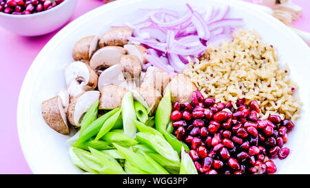 Champignons et riz végétarien Poke Bol, avec le châtaignier Champignons, graines de grenade, Oniond Printemps et oignons rouges Banque D'Images