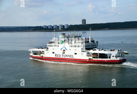 Le Falcon rouge et passager car-ferry appartenant à la Compagnie de ferry Red Funnel dans le Solent en route pour le port de Southampton, Hampshire, England, UK. Banque D'Images