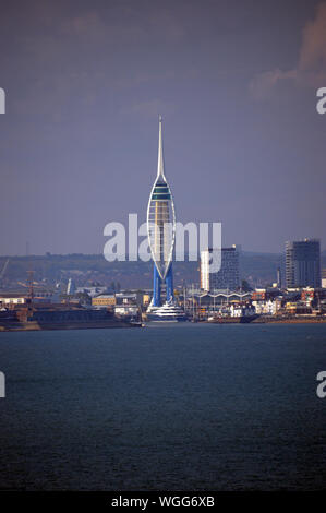 Unis Tour Spinnaker d'un navire de croisière dans le Solent, Portsmouth, Hampshire, England, UK. Banque D'Images