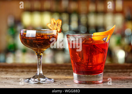 Les cocktails à base de whisky sont debout sur un comptoir de bar en bois miteux dans le restaurant. Parti pour deux boissons Banque D'Images