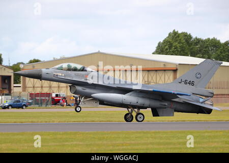 Dutch F-16AM J-646 arrivant à RIAT Air Show, RAF Fairford, UK Banque D'Images