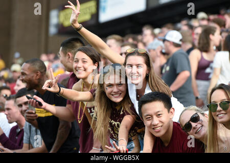 31 août 2019 : Boston College Eagles fans célébrer au cours de la NCAA Division 1 match entre les Virginia Tech Hokies et le Boston College Eagles tenue à Alumni Stadium à Chestnut Hill (Massachusetts) Eric Canha/CSM Banque D'Images