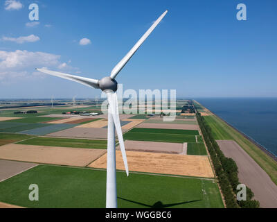 Drone photo d'un grand moulin à vent d'une hauteur totale de 198 mètres avec une hauteur d'arbre de 135 mètres. Dans l'arrière-plan, le polder wieringermeer..Phot Banque D'Images