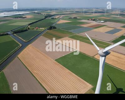 Drone photo d'un grand moulin à vent d'une hauteur totale de 198 mètres avec une hauteur d'arbre de 135 mètres. Dans l'arrière-plan, le polder wieringermeer..Phot Banque D'Images