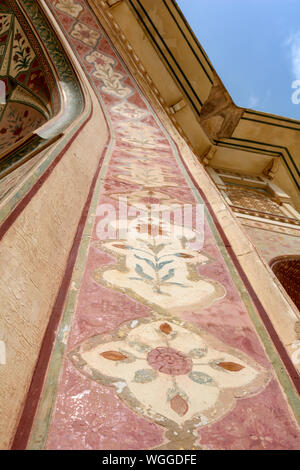 Peinture murale colorée à l'entrée du Fort Amber, Jaipur, Rajasthan, Inde Banque D'Images