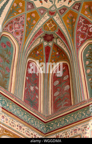 Peinture murale colorée à l'entrée du Fort Amber, Jaipur, Rajasthan, Inde Banque D'Images