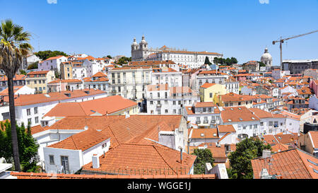 Lisbonne, Portugal - 23 juillet 2019 : l'été vues sur les toits de l'Alfama Banque D'Images