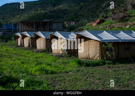 Tente de camping dans l'himalaya sous ciel bleu - Banque D'Images