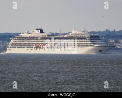 Sheerness, Kent, UK. 1er septembre 2019. Bateau de croisière Sun Viking allumé par le soleil en début de soirée alors qu'il passe, Sheerness Kent. Le bateau de croisière a pour objectif d'établir un record mondial Guinness pour la plus longue croisière passager avec un voyage s'étendant sur 245 jours et entièrement le tour de la planète. Credit : James Bell/Alamy Live News Banque D'Images