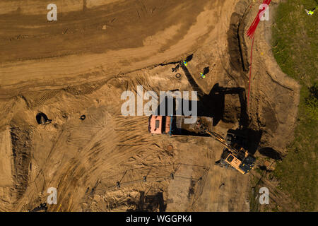 Drone de haut en bas Vue de chantier de construction et d'excavation excavatrice sol. Banque D'Images