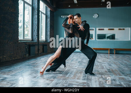 Deux danseurs en costumes sur ballrom formation danse Banque D'Images