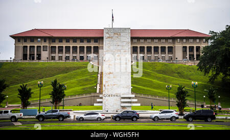 Bâtiment de l'Administration du canal de Panama avec le monument Goethals Banque D'Images