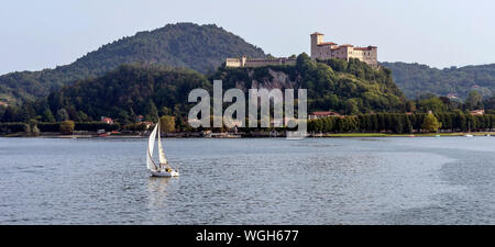 Magnifique vue de la Rocca di Angera avec un blanc voilier naviguant sur le Lac Majeur, à proximité de l'Italie Banque D'Images