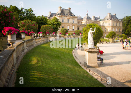 Paris, France - le 7 juillet 2018 : Le jardin du Luxembourg statue d'ornement, des fleurs tropicales et d'arbres en pots et bains à remous Banque D'Images