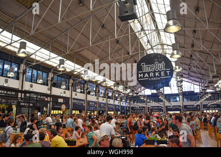 Lisbonne, Portugal - 23 juillet 2019 : Diners à l'époque hors marché, une attraction populaire foodie à Lisbonne, Portugal Banque D'Images