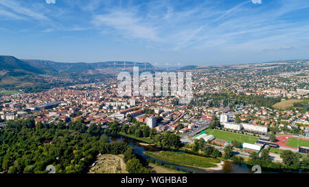 Vue aérienne de la ville de Millau au lever du soleil Banque D'Images