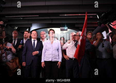 01 septembre 2019, l'Allemagne (allemand), Potsdam : Olaf Scholz (SPD), Ministre fédéral des Finances, Jörg Steinbach (SPD), Ministre de l'économie de Brandebourg, et Klara Geywitz SPD, membre du Parlement de l'Etat dans le Brandebourg, de concert avec d'autres membres de SPD suivez l'annonce des premiers résultats de l'élection d'état dans le Brandebourg à la DSF election parti. Photo : Monika Skolimowska/dpa-Zentralbild/dpa Banque D'Images