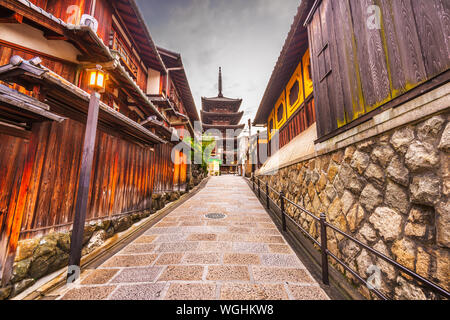 Kyoto, Japon vieilles rues du quartier Higashiyama historique au crépuscule. Banque D'Images