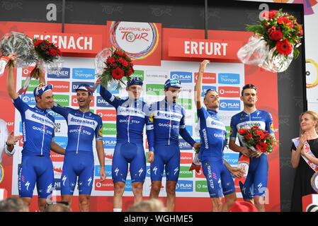 Erfurt, Allemagne. 06Th Sep 2019. Cyclisme : l'UCI Europaserie - Tour de l'Allemagne, l'étape 4, Eisenach - Erfurt (159, 50 km). Les coureurs de l'équipe d'Deceuninck-Quickstep cheer sur le podium de la victoire dans le classement par équipe. Crédit : Bernd Thissen/dpa/Alamy Live News Banque D'Images