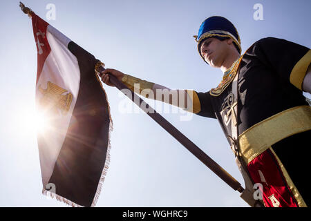 Membre de l'armée égyptienne Symphonic Band est titulaire d'un drapeau national de l'Égypte Banque D'Images