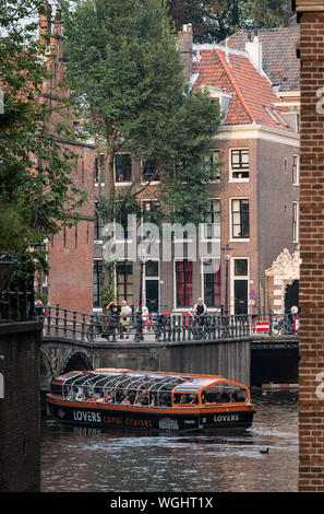 Amsterdam, Pays-Bas - Août 2019 : Plaisir cruiser permet de naviguer dans un coin tranquille dans les canaux d'Amsterdam Banque D'Images