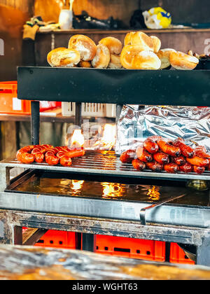 Marché de Noël en Allemagne, l'Europe. Saucisses bratwurst traditionnels et du pain sur le gril extérieur lors du marché de Noël de saison à Munich Banque D'Images