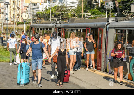 SORRENTO, ITALIE - AOÛT 2019 : Les gens de se mettre d'un train en arrivant à la gare de Sorrento. Banque D'Images