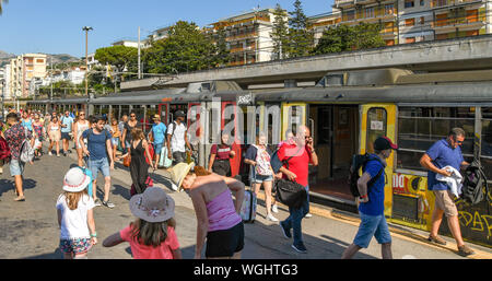 SORRENTO, ITALIE - AOÛT 2019 : Les gens de se mettre d'un train en arrivant à la gare de Sorrento. Banque D'Images