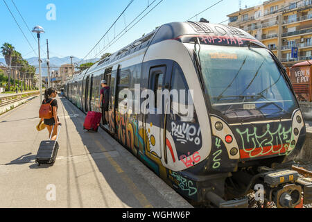 SORRENTO, ITALIE - AOÛT 2019 : Les gens des valises le long de la plate-forme pour prendre un train à la gare de Sorrento. Banque D'Images