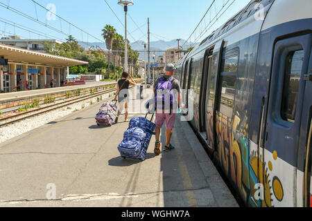 SORRENTO, ITALIE - AOÛT 2019 : Les gens des valises le long de la plate-forme pour prendre un train à la gare de Sorrento. Banque D'Images