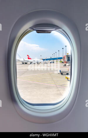 Tbilissi, Géorgie, 2019-04-10 : vue de la fenêtre hublot dans les avions à l'aéroport. Photo verticale Banque D'Images